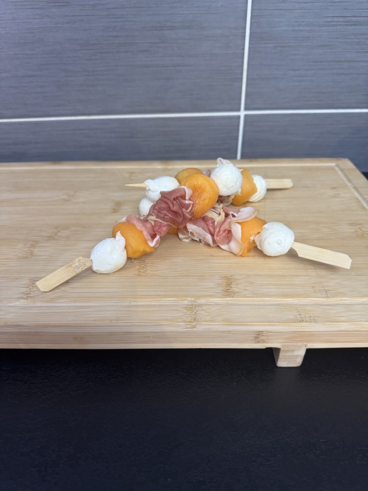 BROCHETTE MOZARELLA MELON JAMBON CRU  - La Boucherie de l'Arzon