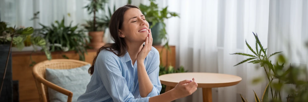 Image montrant une femme assise, visiblement soulagée après un traitement contre les nausées, dans un environnement apaisant, représentant l'effet bénéfique du CBD sur les nausées chroniques.