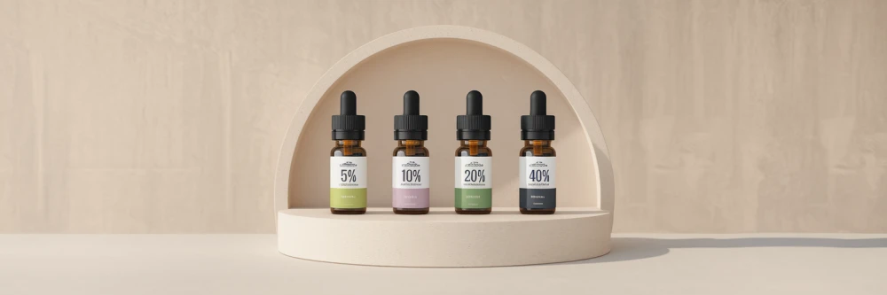 Image représentant quatre fioles d'huiles de CBD avec différentes concentrations (5%, 10%, 20%, 40%), posées sur une surface propre et minimaliste, mettant en avant la variété des options disponibles pour répondre aux besoins individuels.